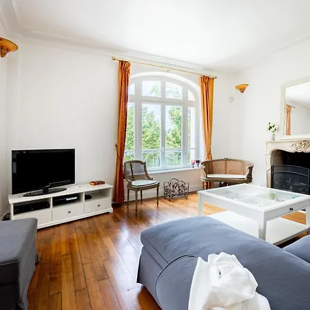 L'ile Des Iris - A 200 M De La