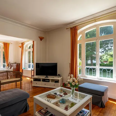 L'ile Des Iris - A 200 M De La